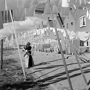 Wäscheleinen in Volendam (1959)