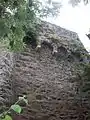 Stadtmauer am Standort der Wasserburg mit Verzierungen.