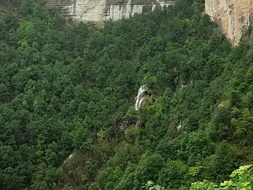 Der Wasserfall de Gournier führt das aus der Höhle von Gournier stammende Wasser