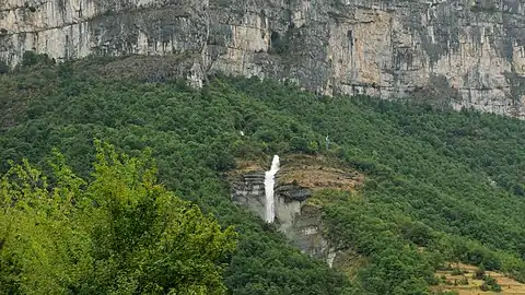 Der Wasserfall („Cascade de Chevaline“) an der Zufahrt südlich der Grotte de Choranche führt das aus der Höhle von Choranche stammende Wasser