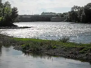 Wasserkraftwerk Landau von unterhalb und vom rechten Flussufer