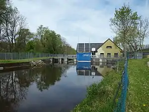 Oberwasser mit Wehr und Maschinenhaus