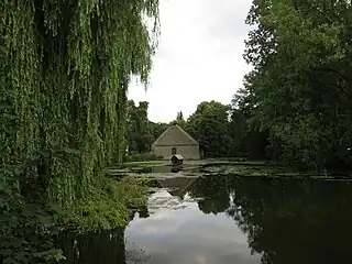 Die gestaute Windwehe bei der 1785 erbauten Wassermühle des Hofes der Meyer zu Bentrup.