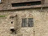 Fassade mit überkuppelten Fenstern und Aborterker, im Dach sind Schleppluken