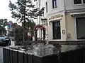 Eidechsenbrunnen vor der Hauptstraße&nbsp;20, links die Eduard-Bilz-Straße