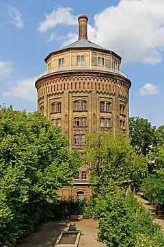 Wasserturm Prenzlauer Berg in Berlin mit Arbeiterwohnungen
