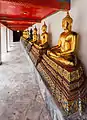 Reihe von sitzenden Buddha-Statuen