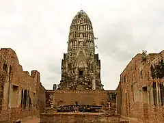 Phra Wihan mit Prang im Hintergrund