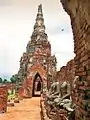 Blick entlang des Phra Rabieng mit einem „Meru Rai“