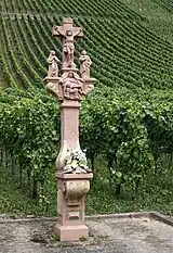 Wegekreuz von 1701 im Lösnicher Weinberg auf der gegenüberliegenden Moselseite.