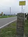 Wegweisersäule mit Ortsangabe (um 1900) und Ortstafel in Fördergersdorf
