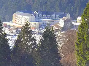 Die Klinik aus größerer Entfernung