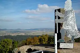 Blick von der Weidelsburg in Richtung Westnordwesten, u.&nbsp;a. mit Hohem Dörnberg (mittig links) und Hohem Habichtswald (mittig) im Hintergrund