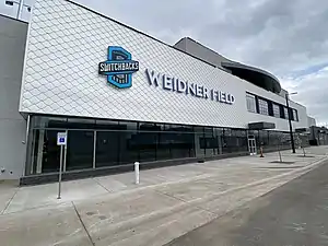 Die Fassade des Weidner Field im April 2021