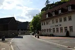 Der Weismainer Ortsteil Weihersmühle aus nordöstlicher Richtung. Links die Weihersmühle, rechts der ehemalige Landgasthof Zur Forelle