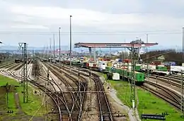 Blick auf den Containerumschlag in Weil am Rhein von der Friedensbrücke in Richtung Basel