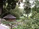 Borkenhäuschen im Park  an der Ilm