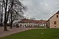 Westliche Hofhälfte: Kastanienterrasse, Winzerstube, Wohnhaus und Presshaus