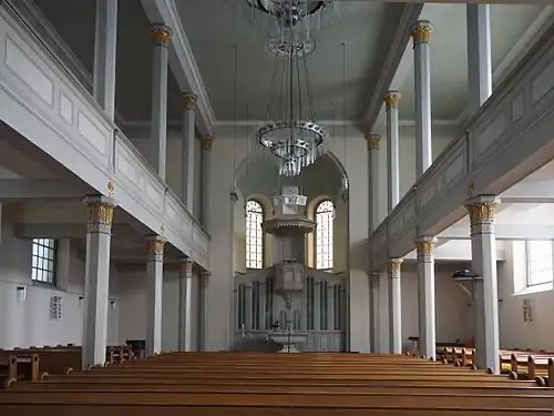 Langhaus nach Ostenmit hohen Emporen