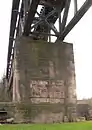 Mittiger Brückenpfeiler mit Inschrift zum Wiederaufbau von 1949