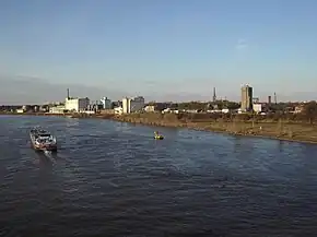 Städtischer Rheinhafen, Blick von der Niederrheinbrücke