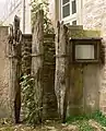 Am historischen Torhaus ausgestellte Holzpfähle der Weserbrücke, datiert auf das Jahr 1563
