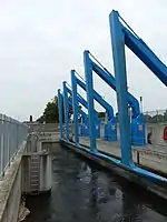 Das Reinigungsbecken für das Triebwasser; blau die Reinigungsmaschinen für den Feinrechen