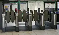 Ticketbarrieren in der Station West Kensington, die gelben Leser sind für die Oyster&nbsp;Card.