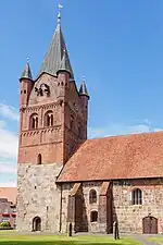 St. Petri, Wes­ter­ste­de, unten romanisch, oben gotisch