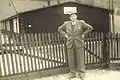 Wiberg-Gründer Wilhelm Berger vor dem 1. Firmensitz in Pirtendorf/Stuhlfelden, Österreich