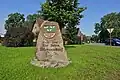 Findling als Denkmal des 850.&nbsp;Jahrestags des Dorfes