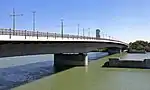 Die dritte Floridsdorfer Brücke mit den Brückenpfeilern der Vorgängerbrücke