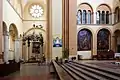Querhaus und linke Chorwand mit der Schutzmantelmadonna von Lotte Berger