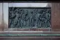 Rechtes Relief am Sockel
