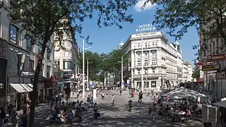 Die neugestaltete Straße mit großzügigen Fußgänger- und Begegnungszonen