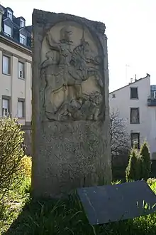 Grabstein des Reiters Dolanus Bessus: „Dolanus Bessus, Sohn des Esbenius, Reiter der 4. Thrakischen Kohorte, 46 Jahre alt, 24 Dienstjahre, liegt hier begraben.“