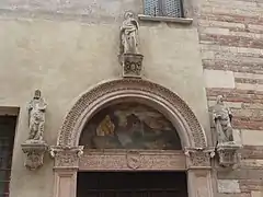 Renaissanceportal von Gerolamo Giolfino mit der von seinem Neffen Nicola Giolfino geschmückten Lünette