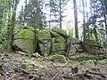 Wildeleutstein zwischen Wünschmichelbach und Bärsbach (östlich des Eichelbergs). Nach einer Sage wohnten in der Höhle einst Waldleute, die den Bauern bei der Arbeit halfen und dafür Nahrung erhielten.