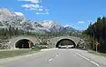 Tierbrücke (englisch wildlife crossing) am Mount Brett (2984 m)