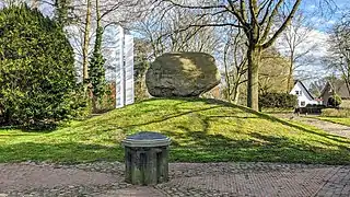 Deichdenkmal Hamburg-Wilhelmsburg: Die Stelen erinnern an die Flutopfer von 1962