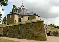 Das Festungsbauwerk, oben das Schlösschen mit Turm