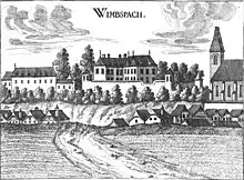 Schwarz-weiße Abbildung des Schlosses Wimsbach, im Vordergrund Felder und einige Dorfhäuser, dahinter mittig das Schlossgebäude und rechts dafür die Pfarrkirche von Wimsbach