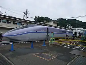 Erhaltener Steuerwagen des Triebzuges 500-900 im Betriebswerk Hakata