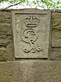 Schlussstein über einem Torbogen mit den Insignien von König Georg&nbsp;III.