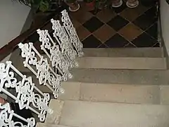 Stiegenhaus mit Kaisersteinstufen, teilweise ausgebessert