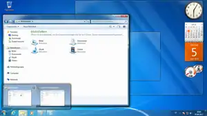 Windows 7 mit dem Desktop im Hintergrund, davor u.&nbsp;a. ein geöffnetes Fenster und unten die Taskleiste