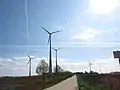 Hohe Straße und Windpark Galgenberg in Richtung Westen