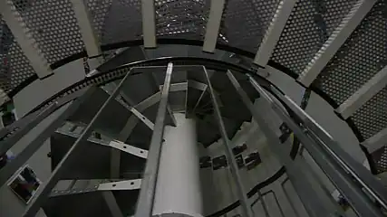 Wendel­treppe im Innern der Wind­kraft­anlage