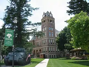 Das Winnebago County Courthouse in Forest City, seit 1981 im NRHP gelistet