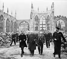 Winston Churchill in der Ruine der alten Kathedrale (1941)
